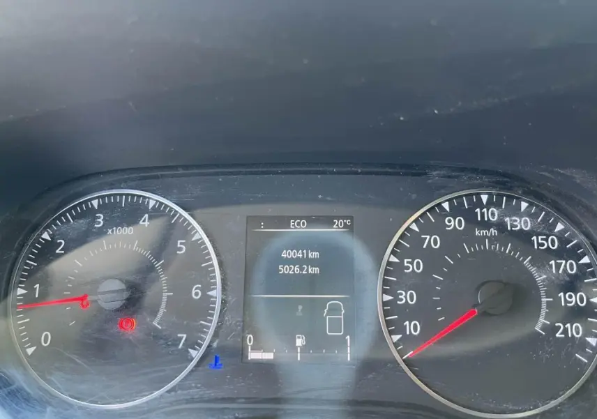 Tableau de bord du Renault Master blanc 2020 montrant compte-tours, compteur de vitesse et écran central avec kilométrage.