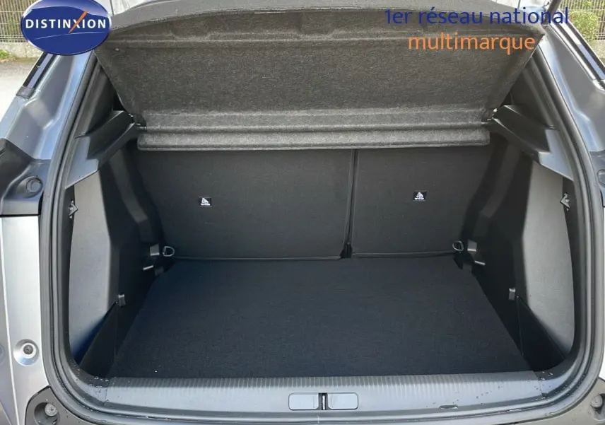 Coffre ouvert du Peugeot 2008 gris Artense métal, vue arrière montrant l'espace de chargement vide.