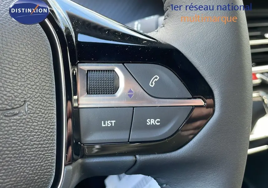 Gros plan sur les commandes au volant du Peugeot 2008 2025, finition Allure, cuir noir et détails noirs brillants.