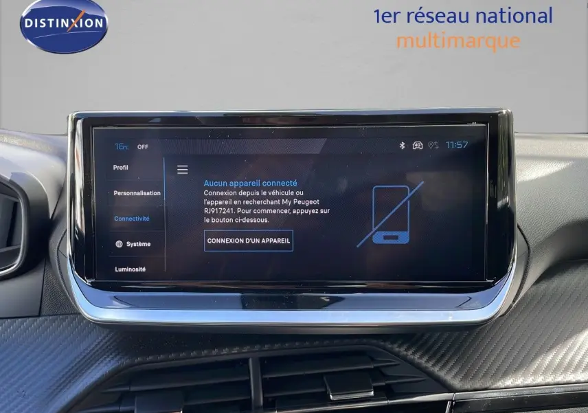 Vue avant intérieure de l'écran tactile du Peugeot 2008 gris Artense, affichant le menu de connexion Bluetooth.