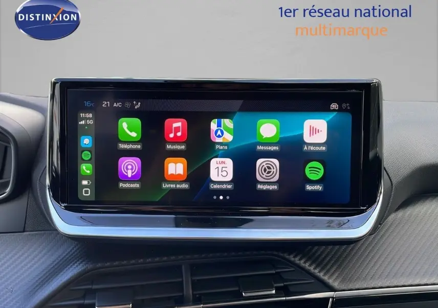 Écran tactile central du tableau de bord du Peugeot 2008 gris Artense, affichant les applications connectées.