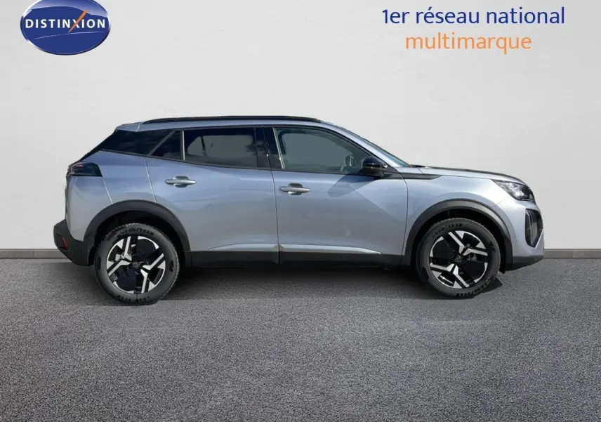 Profil côté gauche d'un Peugeot 2008 gris Artense métallisé avec jantes noires et toit noir contrasté.