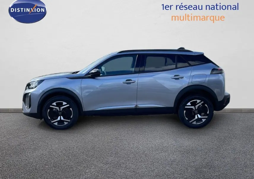 Profil côté gauche du Peugeot 2008 gris Artense métal avec jantes noires et toit noir contrasté.