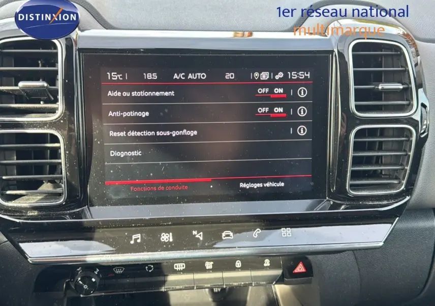 Écran tactile central du Citroën C5 Aircross blanc nacré de 2020 affichant les réglages d’aide à la conduite.