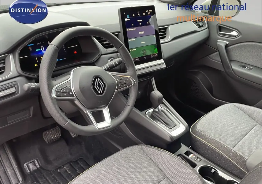 Vue intérieure côté conducteur du Renault Captur E-Tech hybride 2025, avec volant multifonction et écran tactile central.