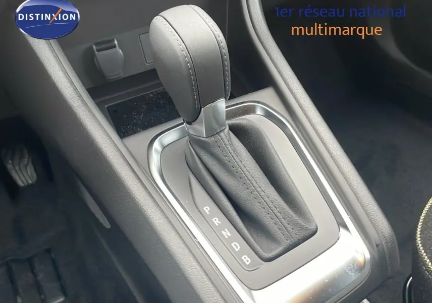 Le levier de vitesses automatique noir en gros plan dans l'habitacle du Renault Captur E-Tech Hybrid 2025.