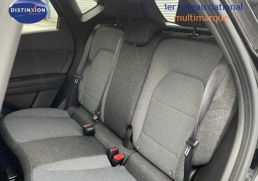 Vue intérieure sur les sièges arrière gris foncé du Renault Captur E-Tech hybride 2025, porte ouverte côté droit.