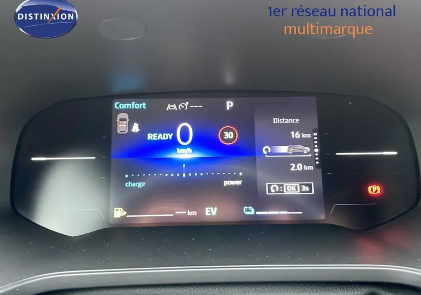 Tableau de bord numérique du Renault Captur E-Tech Hybrid 2025 affichant la vitesse et l'autonomie en mode confort.