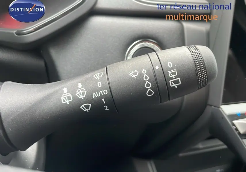 Gros plan sur la manette de commande des essuie-glaces du Renault Captur E-Tech hybride 2025, intérieur noir.