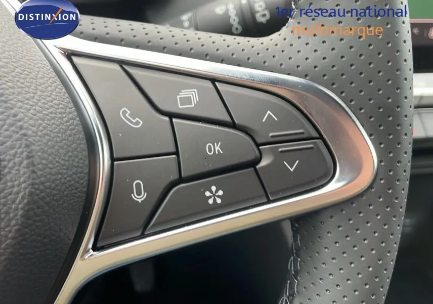 Gros plan sur les commandes multifonctions à droite du volant perforé du Renault Captur noir étoile métal 2025.