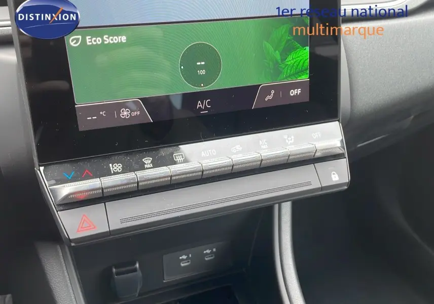 Détail de la console centrale avec écran tactile et commandes climatisation du Renault Captur noir étoile métal 2025.