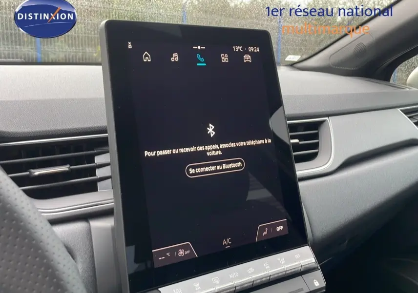 Écran tactile central affichant la connexion Bluetooth dans l'habitacle moderne du Renault Captur noir étoile métal.