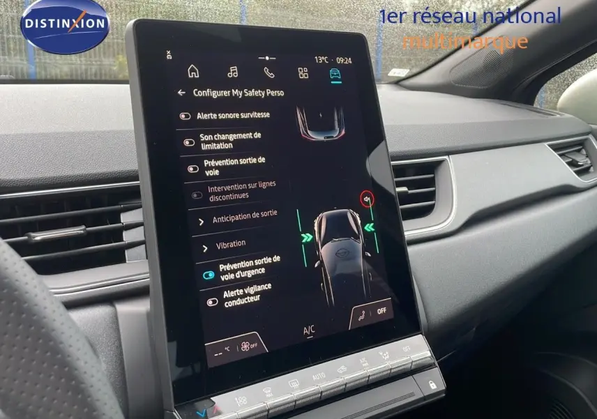 Écran tactile central du tableau de bord du Renault Captur E-Tech hybride 2025, avec menu de sécurité affiché.