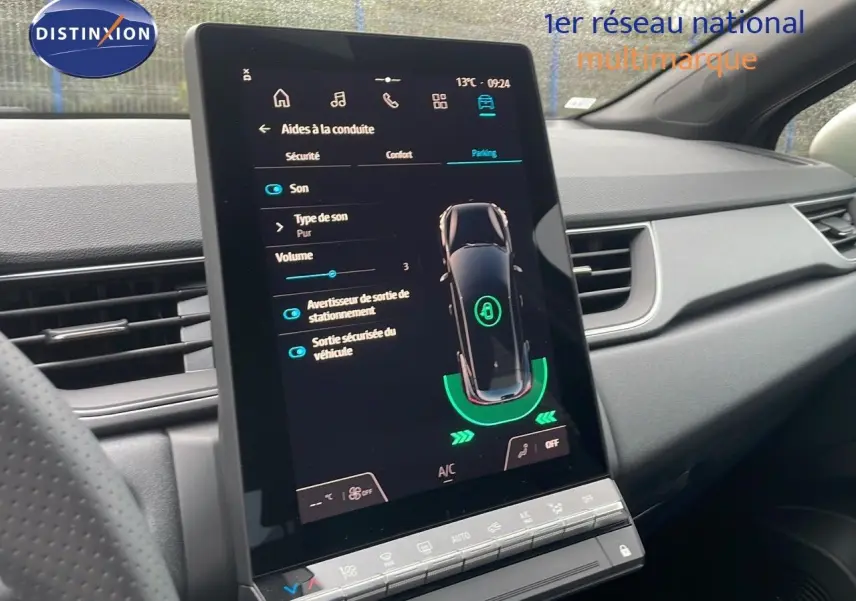 Écran tactile central du Renault Captur E-Tech Hybrid 2025 montrant les aides à la conduite dans un intérieur gris.