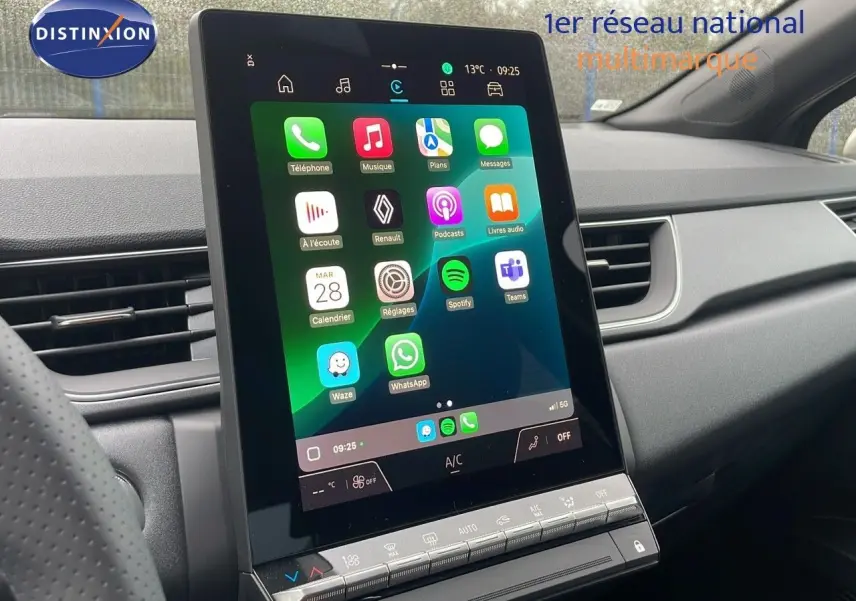 Vue intérieure du tableau de bord du Renault Captur E-Tech hybride 2025 avec écran tactile central allumé.