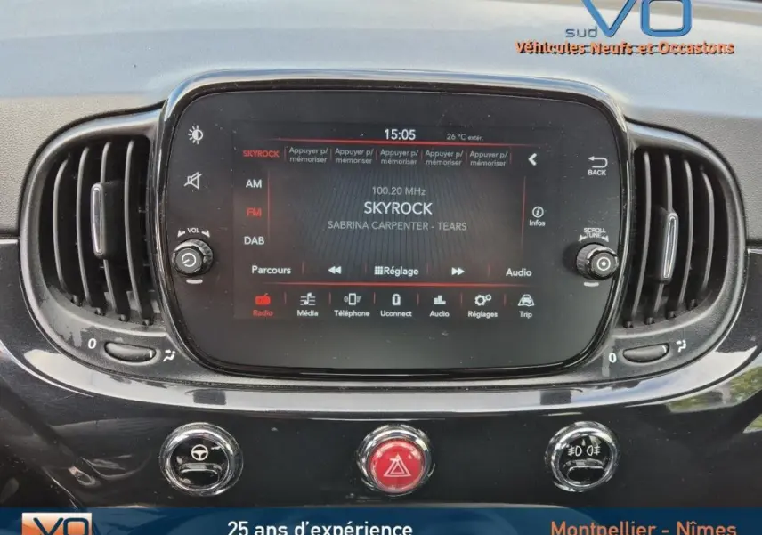 Tableau de bord de FIAT 500C noir 2024 avec écran tactile central affichant la radio Skyrock