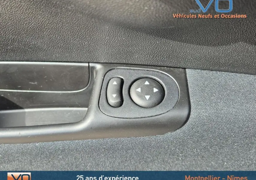 Gros plan sur les commandes de réglage des rétroviseurs côté conducteur du FIAT 500C noir 2024 hybride.