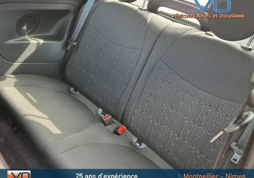Vue intérieure sur la banquette arrière noire du Fiat 500C 2024 avec motifs FIAT embossés sur les dossiers.