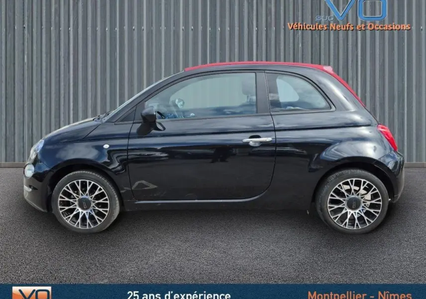 Profil côté gauche de la FIAT 500C noire 2024 avec toit rouge et roues alliage au design ajouré.