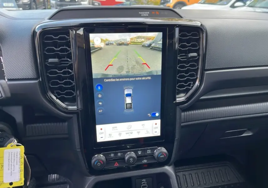 Vue rapprochée de la console centrale du Ford Ranger 2025 avec écran tactile affichant la caméra de recul.