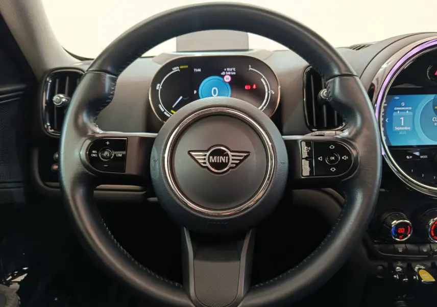 Vue centrée sur le volant cuir noir du MINI COUNTRYMAN 2021 avec tableau de bord numérique et écran tactile rond.