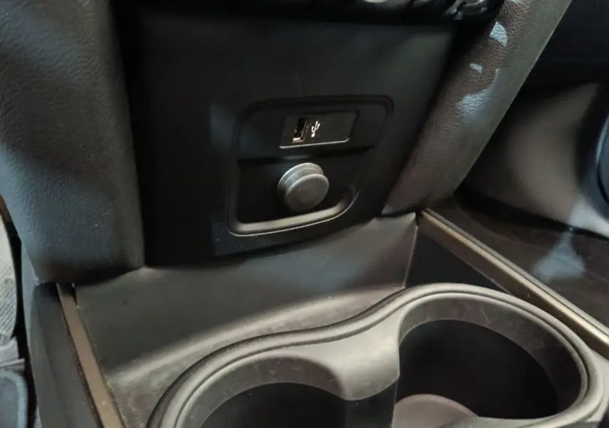 Prise USB et allume-cigare en gros plan dans l'habitacle noir du MINI Countryman Cooper SE 2021.