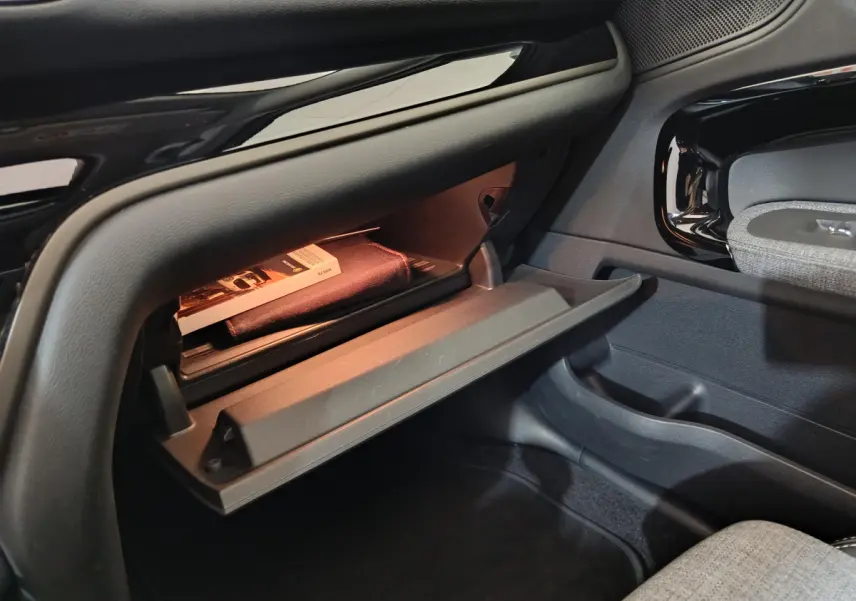 Gant de boîte à gants ouvert côté passager du MINI COUNTRYMAN blanc, montrant rangement avec éclairage intérieur.