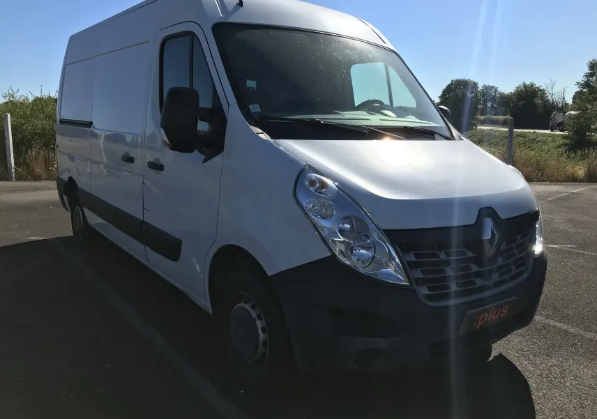 Renault Master blanc vu de 3/4 avant droit, fourgon utilitaire avec calandre noire et grands phares clairs.