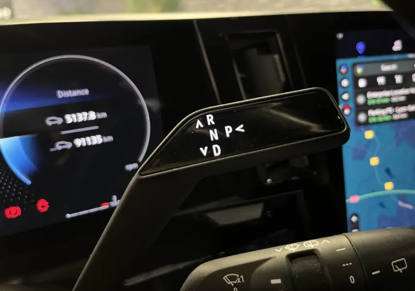 Le levier de boîte automatique noir du Renault Austral 2023, avec affichage des modes de conduite sur fond de tableau de bord numérique.