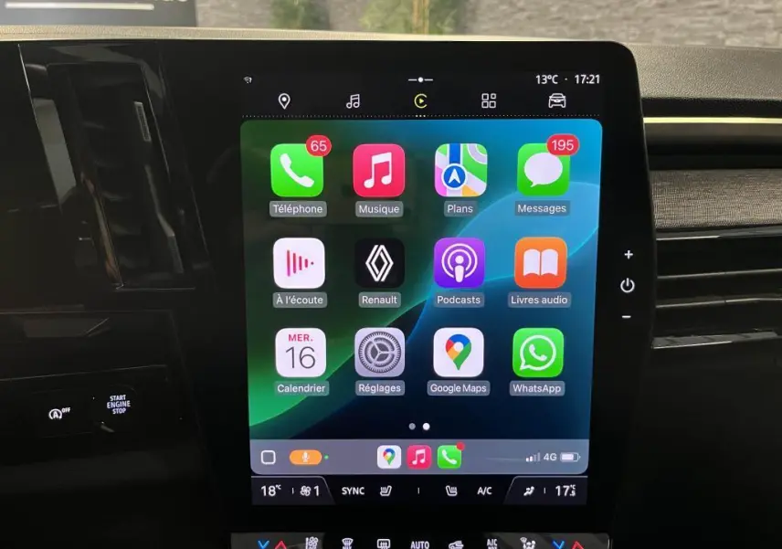 Écran tactile central affichant la connectivité smartphone dans l'habitacle du Renault Austral bleu de 2023.