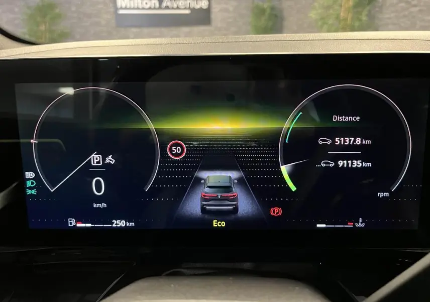 Tableau de bord numérique du Renault Austral 2023 affichant la vitesse, autonomie et mode Eco en vue frontale.