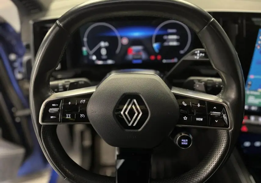 Vue rapprochée du volant cuir noir du Renault Austral 2023 avec commandes intégrées et bouton Multi-Sense visible.