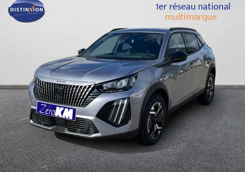 Peugeot 2008 gris Artense métal en 3/4 avant droit avec calandre distinctive et feux LED verticaux.