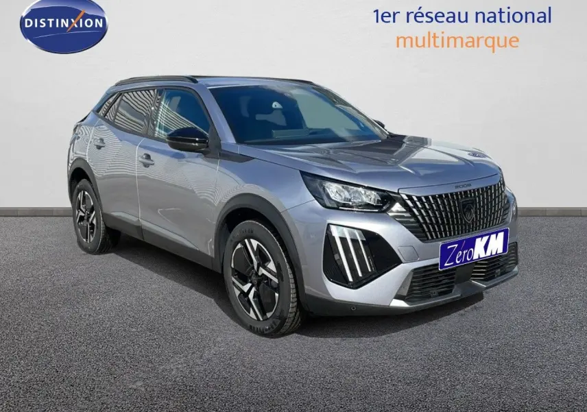 Peugeot 2008 gris Artense métal en 3/4 avant droit, avec calandre noire et feux LED distinctifs.