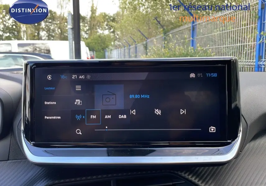 Écran tactile central du tableau de bord du Peugeot 2008 2025, affichant la radio FM à 89,80 MHz.