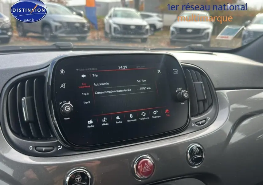 Vue rapprochée de la console centrale grise de la Fiat 500 2022 avec écran tactile et commandes intégrées.