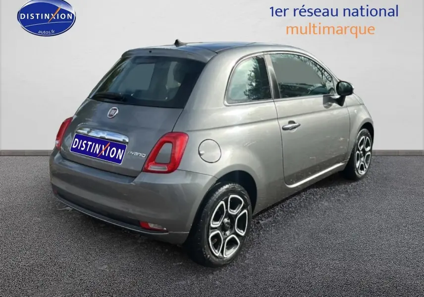 Vue 3/4 arrière droite d'une Fiat 500 gris métallisé avec jantes originales et feux arrière LED.