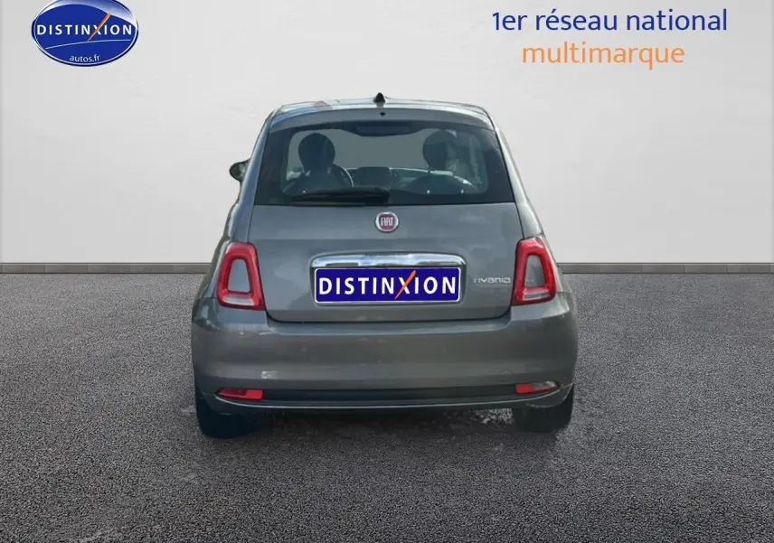 Vue arrière d'une Fiat 500 gris métallisé 2022 avec feux arrière LED et logo FIAT bien visible.