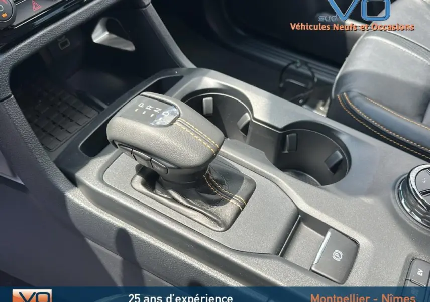 Le levier de vitesses automatique noir avec surpiqûres orange du Ford Ranger Wildtrak 2025 en gros plan intérieur
