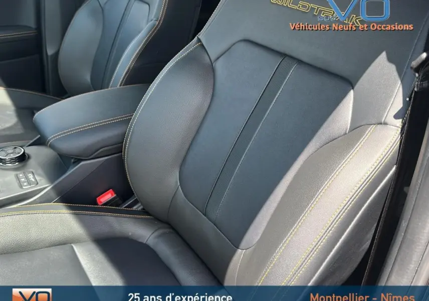 Gros plan sur le siège avant droit noir avec surpiqûres jaunes et accoudoir central du Ford Ranger Wildtrak 2025.