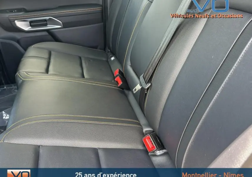 Vue rapprochée de la banquette arrière noire avec coutures jaunes du Ford Ranger Wildtrak 2025 double cabine.
