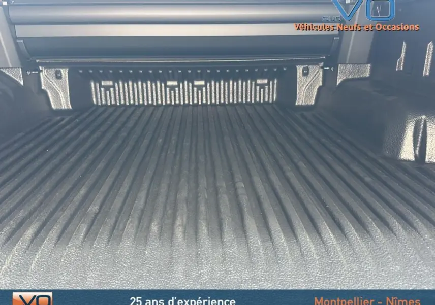 Caisse de chargement noire du Ford Ranger Wildtrak 2025 vue de l'arrière, avec ridules antidérapantes et ridelles renforcées.