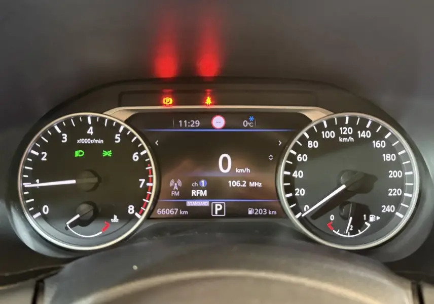 Vue rapprochée du tableau de bord du Nissan Juke 2021, affichant vitesse, compte-tours et informations numériques.