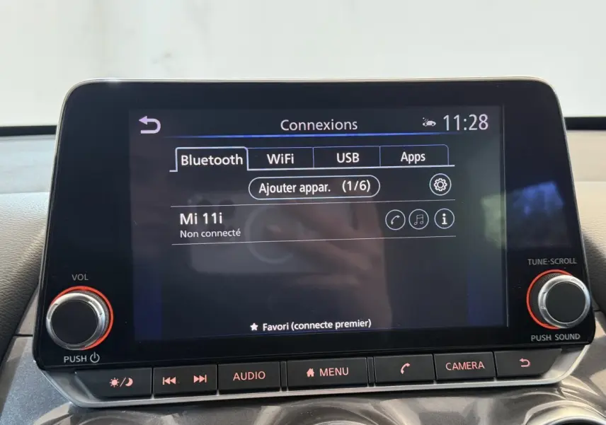 Écran tactile central du Nissan Juke Tekna 2021 affichant les options de connexion Bluetooth, WiFi, USB et applications.