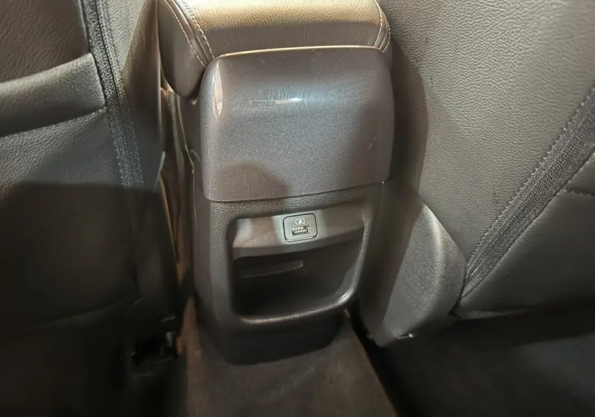 Prise USB arrière intégrée sous l'accoudoir central des sièges noirs du Nissan Juke gris clair 2021 Tekna.