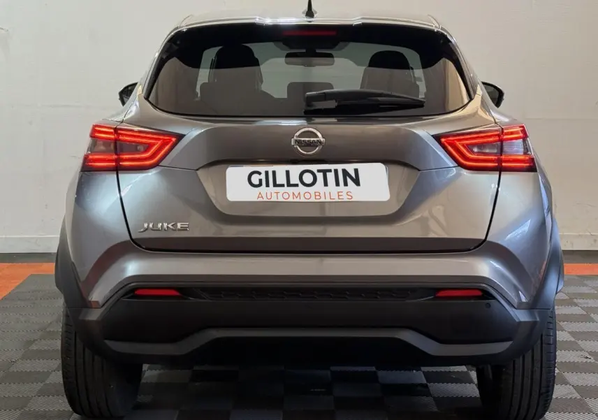 Vue arrière d'un Nissan Juke gris clair 2021 avec feux LED caractéristiques et logo visible sur hayon.