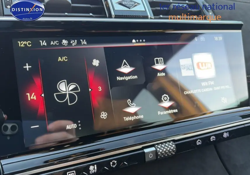 Écran tactile central du tableau de bord du DS7 2026 noir, affichant la climatisation et la navigation.