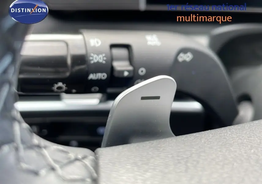 Gros plan sur la palette de changement de vitesse côté droit du volant du Hyundai Tucson blanc Atlas 2026.