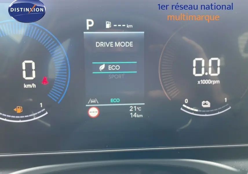 Affichage numérique du tableau de bord du Hyundai Tucson blanc, mode de conduite ECO activé, vitesse à 0 km/h.