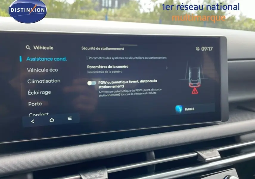 Écran tactile intérieur du Hyundai Tucson 2026 montrant les paramètres d'assistance au stationnement en mode jour.